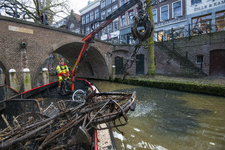 909461 Afbeelding van het opdreggen van fietswrakken uit de Oudegracht te Utrecht door de Gemeentelijke Reinigings- en ...